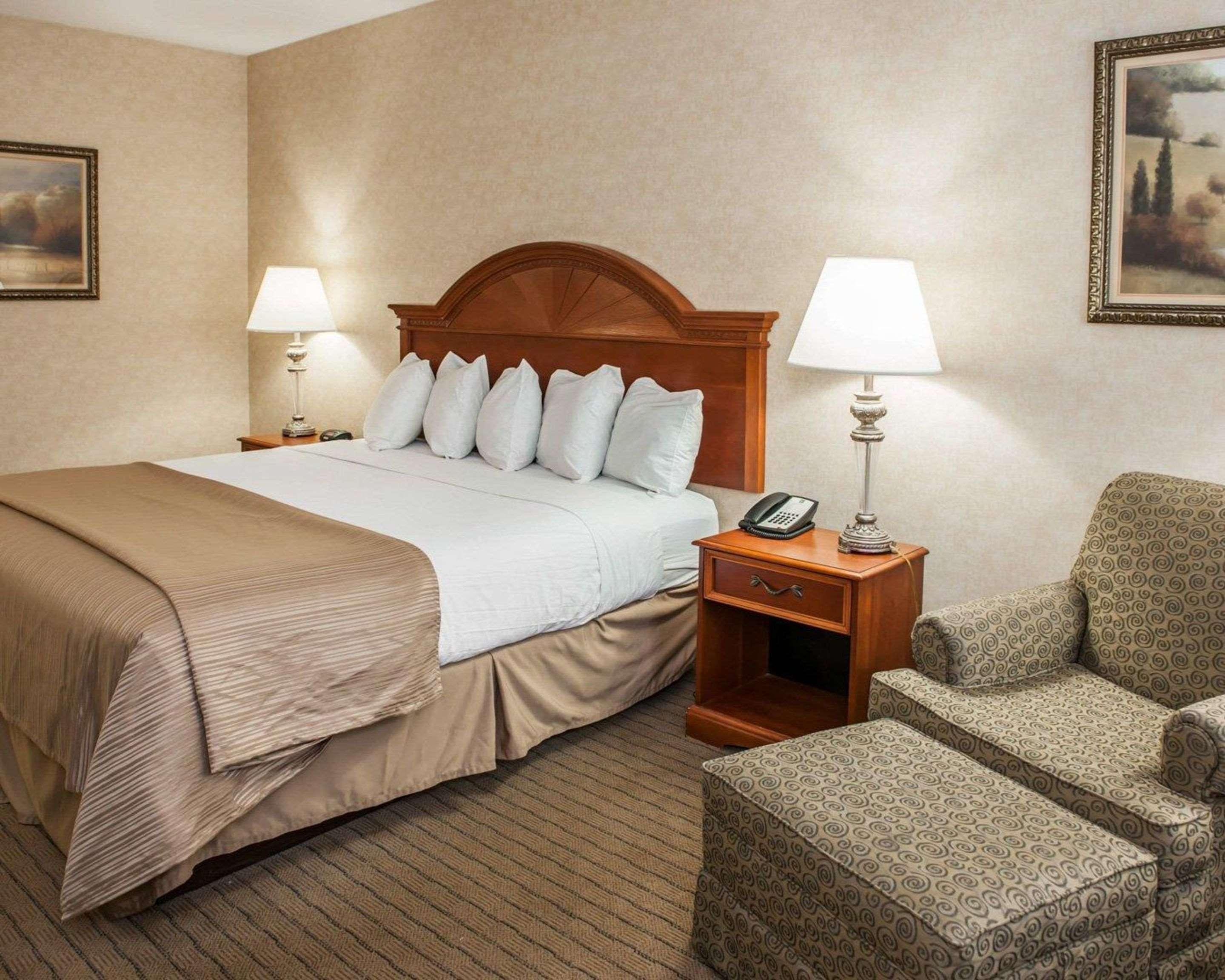 Quality Inn Castleton Exteriör bild