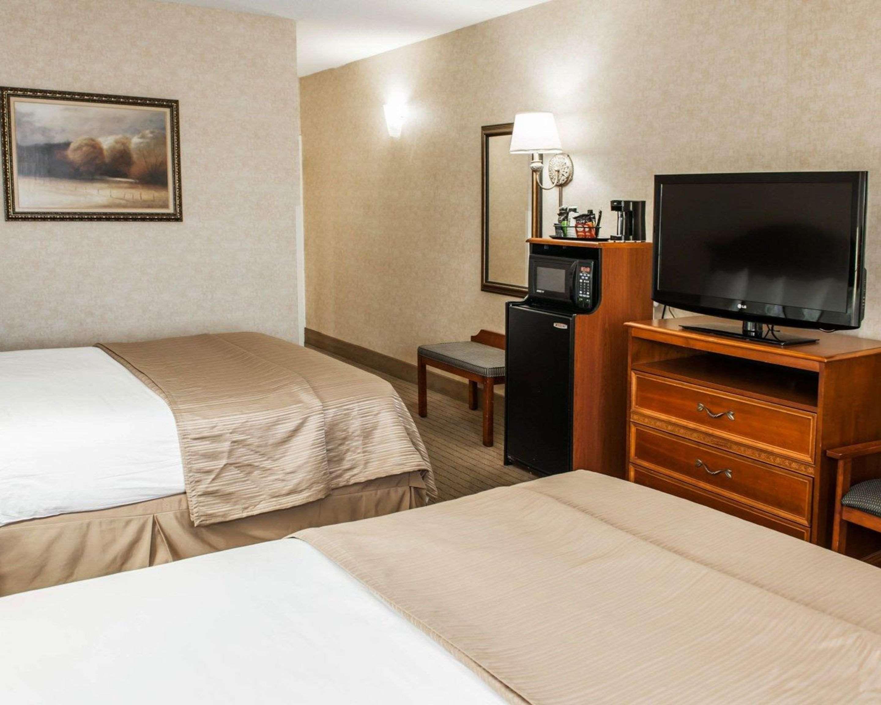 Quality Inn Castleton Exteriör bild