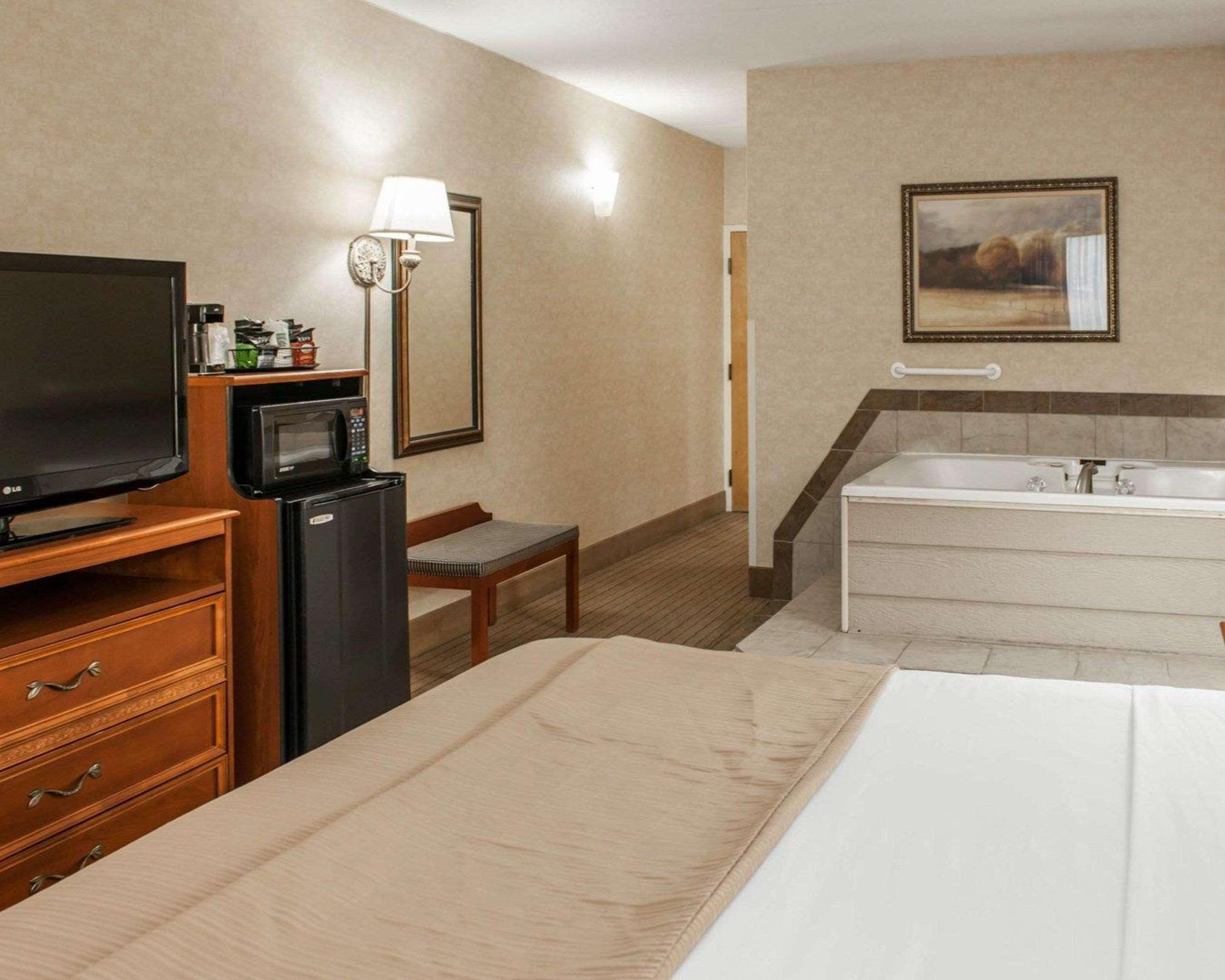 Quality Inn Castleton Exteriör bild